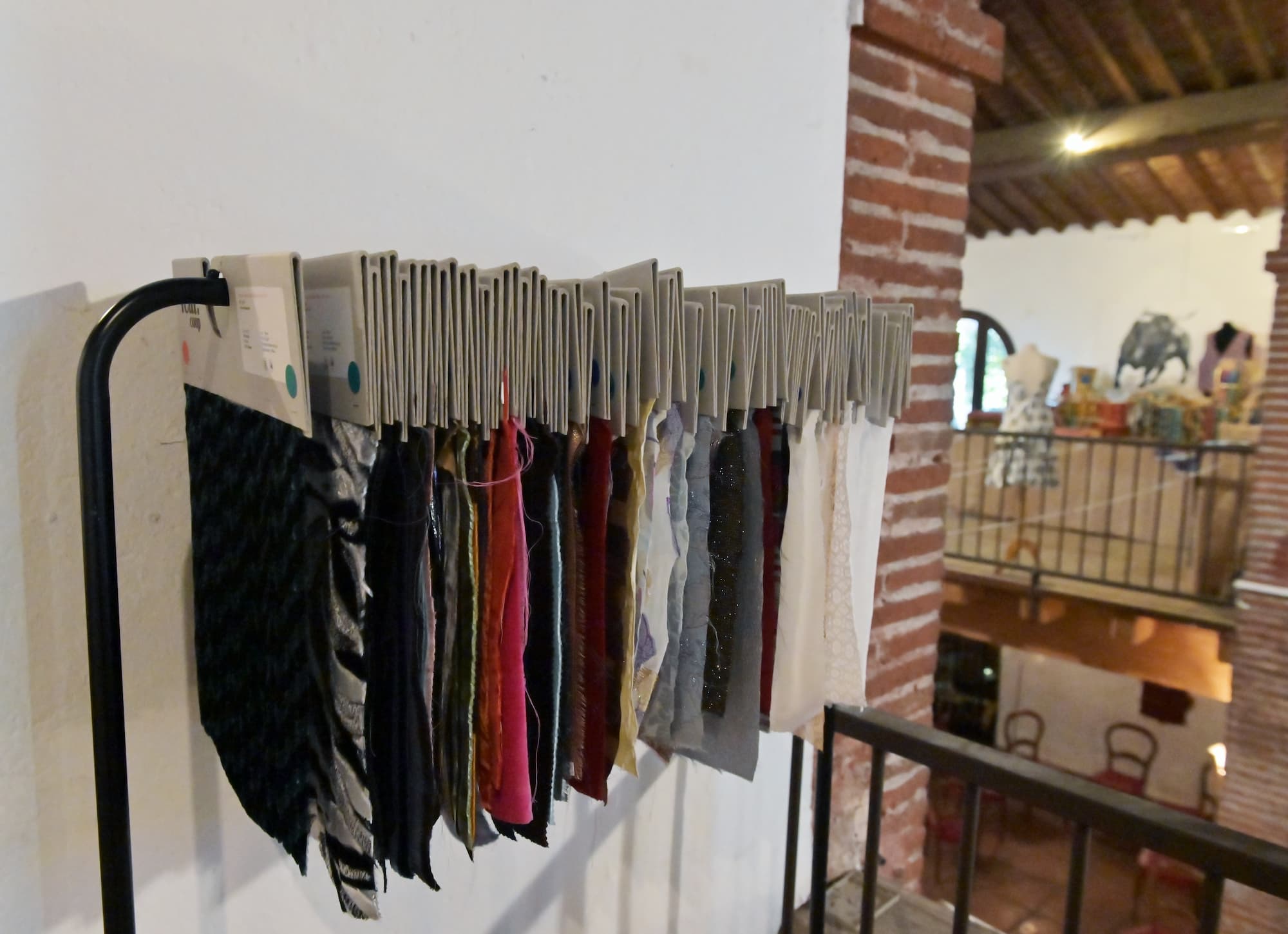 Stand 39 - Echantillons de tissus suspendus (salon de Perpignan)